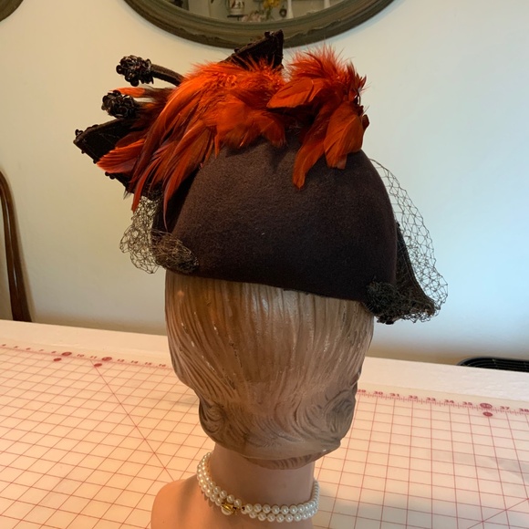 Vintage 1930s -1940s Brown felt wool Cloche style hat w/ sequins & rust feathers main image 7